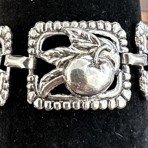 Vintage Silver Tone Apple Embossed Linked Bracelet 1.0” W, Fits Max Sz 7 Wrist - Picture 3 of 4